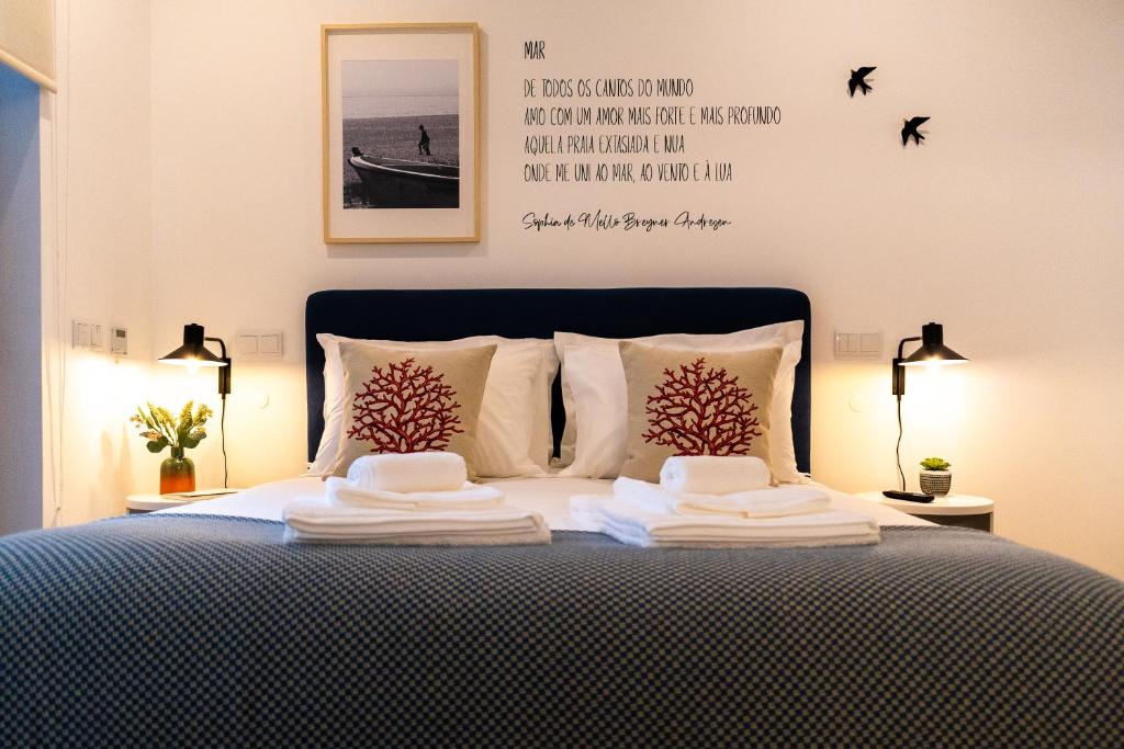 um quarto com uma cama com duas toalhas em Oliva Teles 53 - Sophia Terrace em Arcozelo