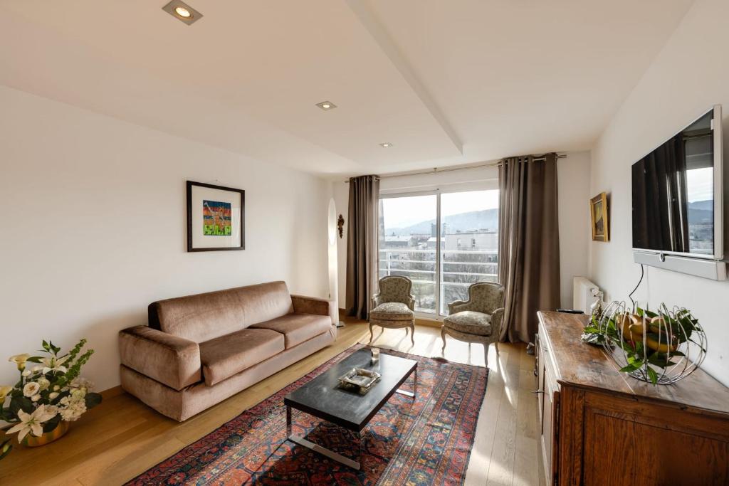 a living room with a couch and a table at Le Kaliste - apartment for 4 people garage in Annecy