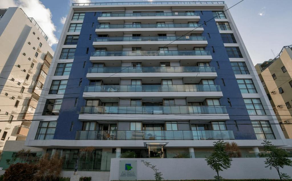 un edificio de apartamentos alto azul en una ciudad en Flat Cabo Branco - Alto Padrao, en João Pessoa