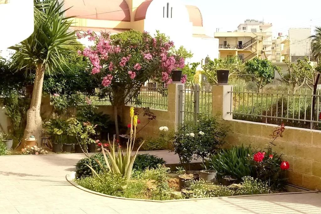 A garden outside Roof-Garden Apartment