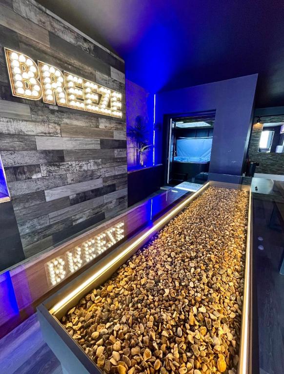 BREEZE SUITES LUXURY GROUP SLEEPS 19, Blackpool (updated