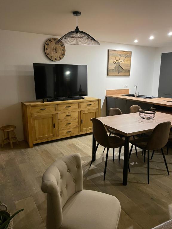 TV a/nebo společenská místnost v ubytování Nouveau Gîte Bain Nordique