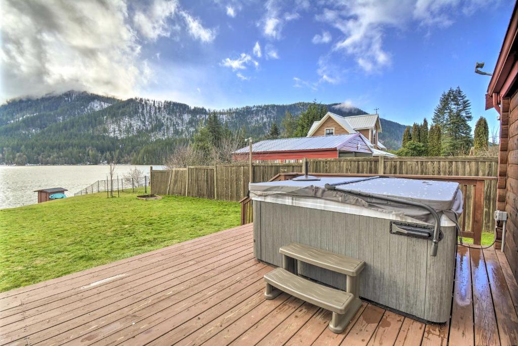 Foto de la galería de Lakefront Cabin with Stunning Mountain Views and Dock! en Mineral