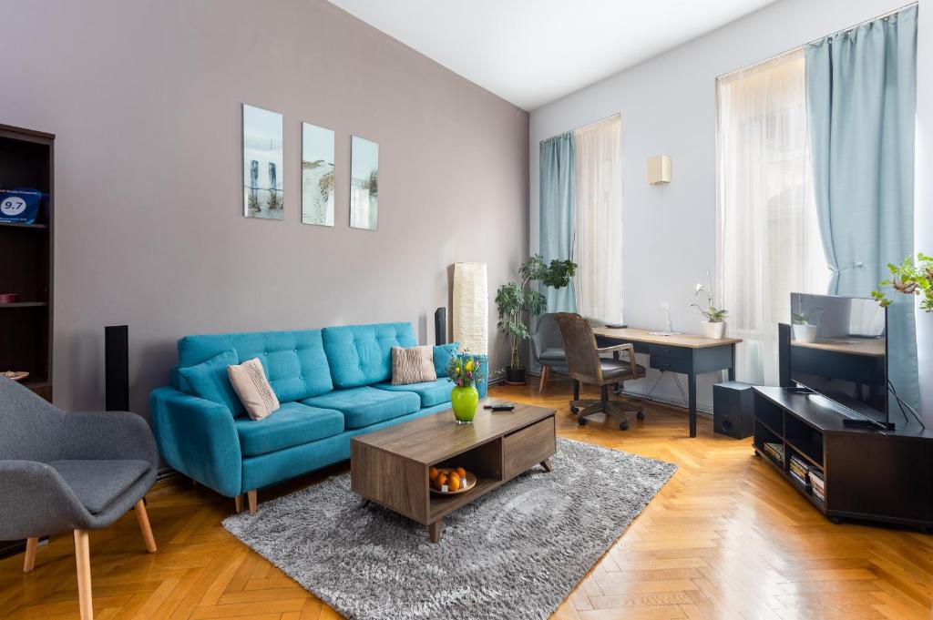 sala de estar con sofá azul y mesa en Stylish Studio Kronstadt, en Brasov