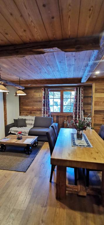 un salon avec une table et un canapé dans l'établissement Le Renne Blanc Pyrénées de France, à Font-Romeu
