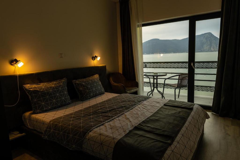 a bedroom with a bed and a view of the water at Casa BeaSarah. in Dubova