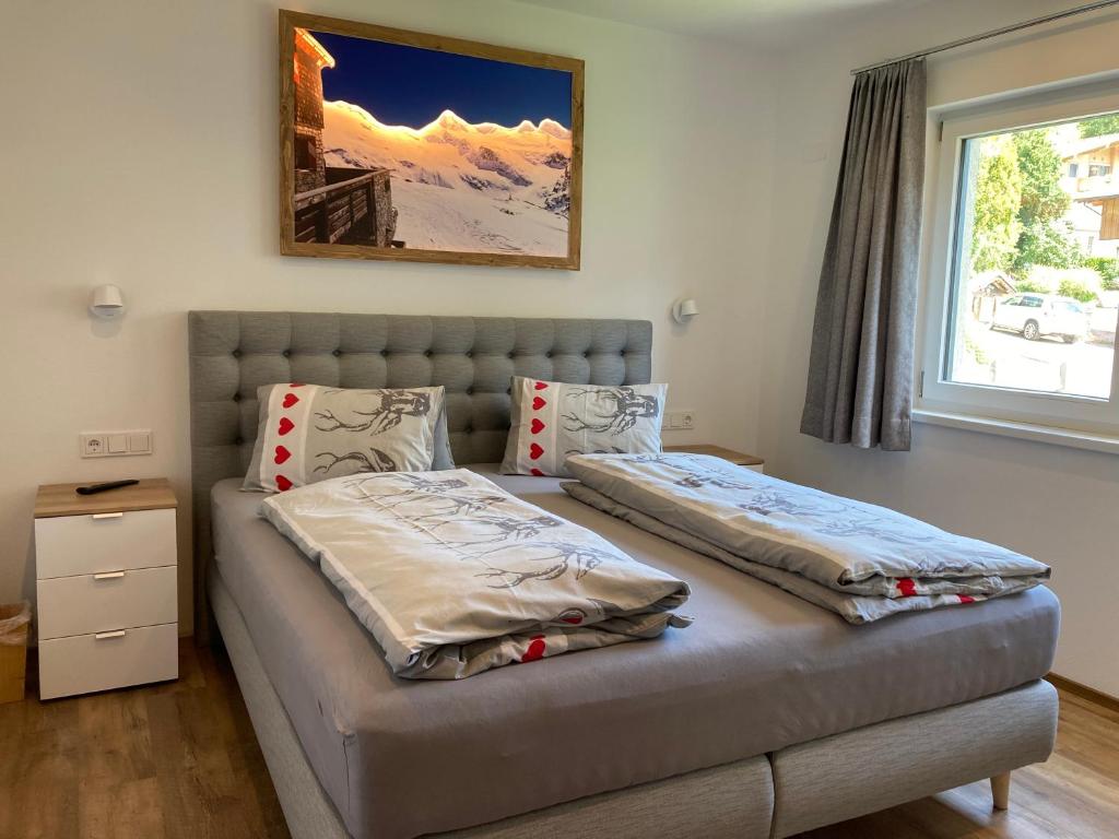 1 Schlafzimmer mit 2 Betten und einem Fenster in der Unterkunft Appartement Katrin in Bramberg am Wildkogel