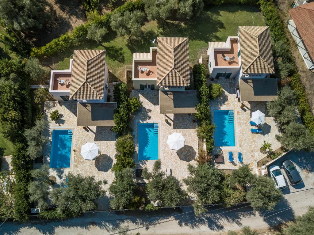 Bazén v ubytovaní Rodi-Poros Green Village alebo v jeho blízkosti