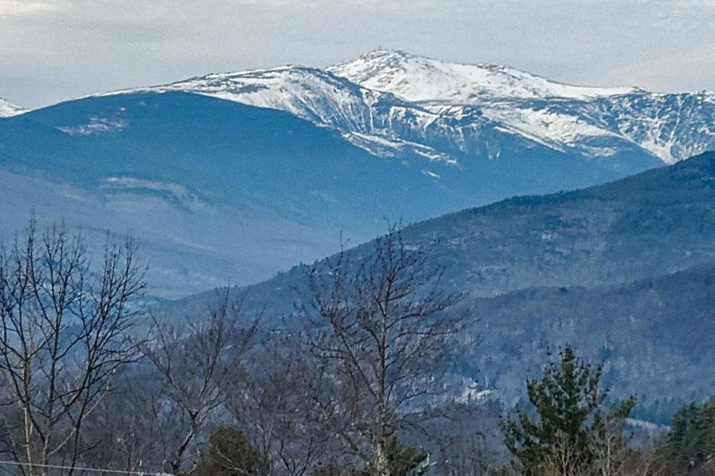 een met sneeuw bedekte berg met bomen op de voorgrond bij Mount Washington Views in Bartlett