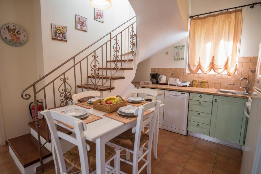 Kuchyňa alebo kuchynka v ubytovaní Rodi-Poros Green Village