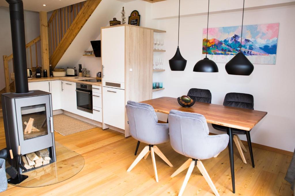Köök või kööginurk majutusasutuses CHALET am Schneeberg See