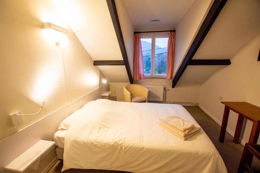 Postel nebo postele na pokoji v ubytování Auberge Le Vieux Moulin