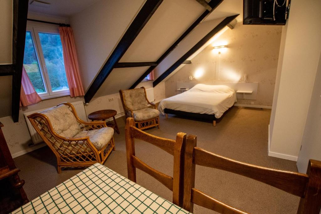 Postel nebo postele na pokoji v ubytování Auberge Le Vieux Moulin