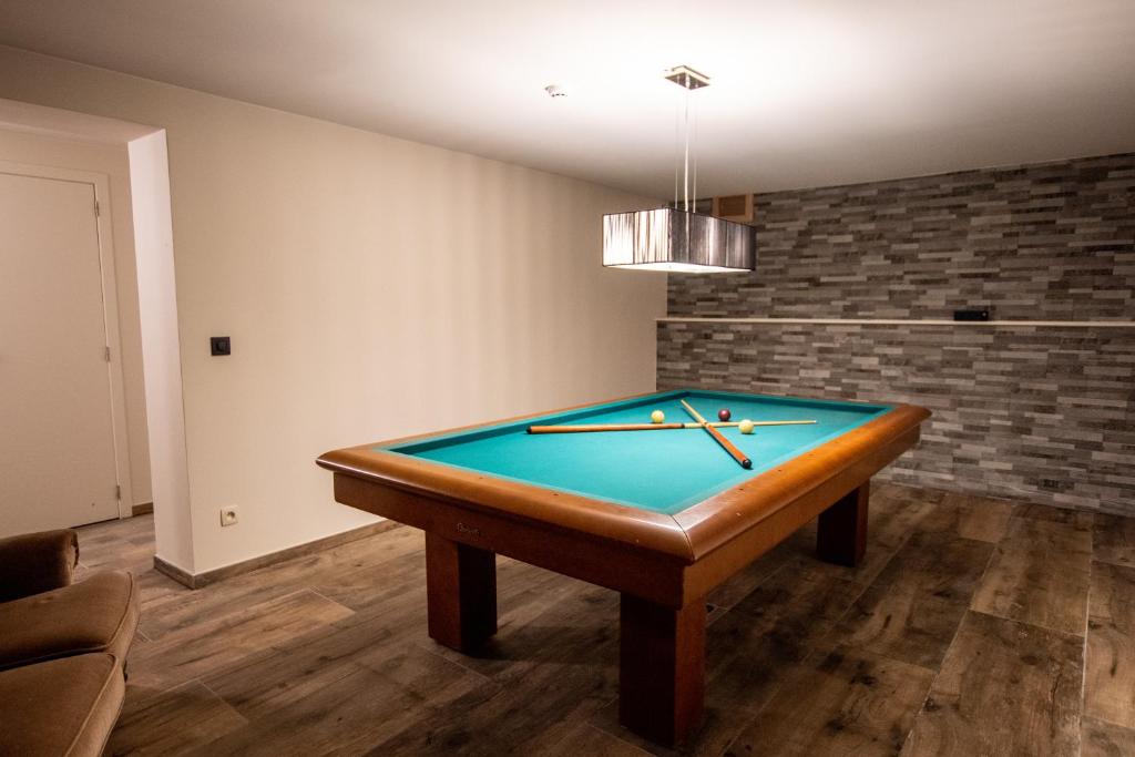 Biliár nebo kulečník v ubytování Auberge Le Vieux Moulin