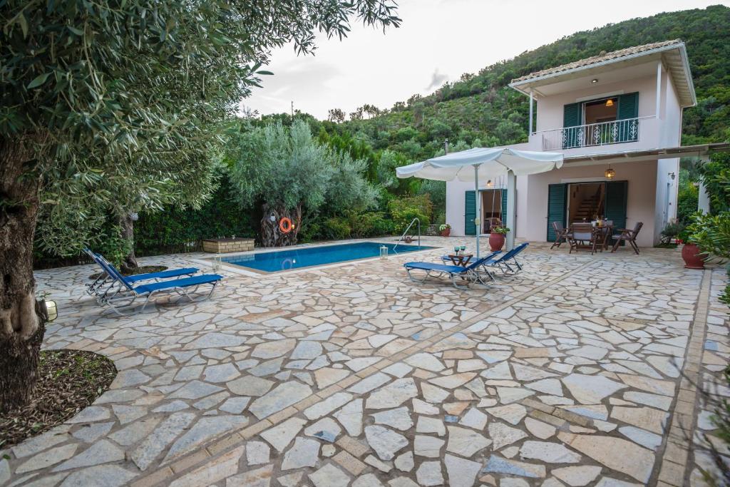 Bazén v ubytovaní Rodi-Poros Green Village alebo v jeho blízkosti
