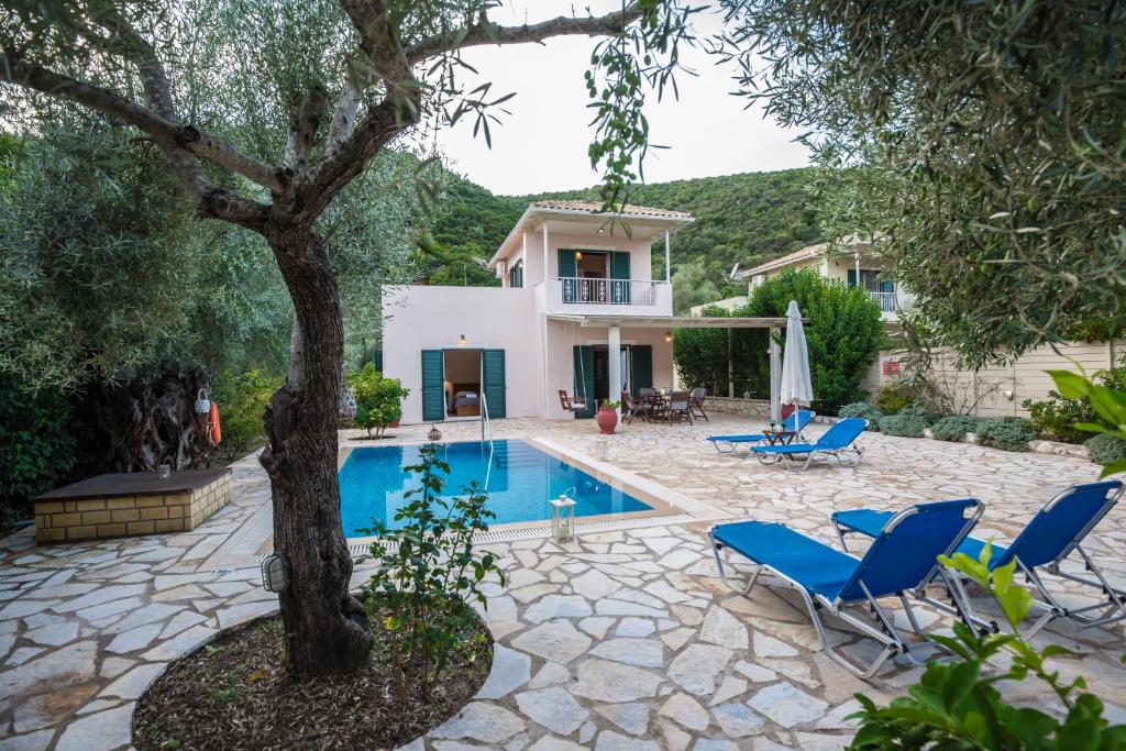Bazén v ubytovaní Rodi-Poros Green Village alebo v jeho blízkosti