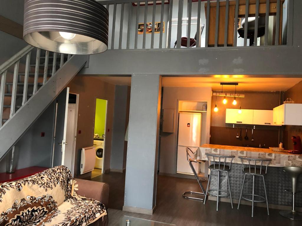 un salon avec une cuisine et une mezzanine dans l'établissement DUPLEX F3 - CENTRE ROUEN - 5 Lits, à Rouen