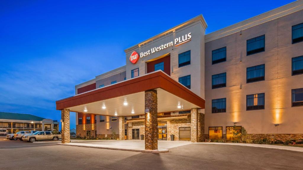 een weergave van de voorkant van een hotel bij Best Western Plus Elizabethtown Inn & Suites in Elizabethtown