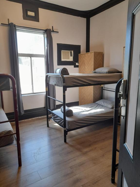 Postel nebo postele na pokoji v ubytování Ozi Inn Backpackers - Perth -Valid Passport Required