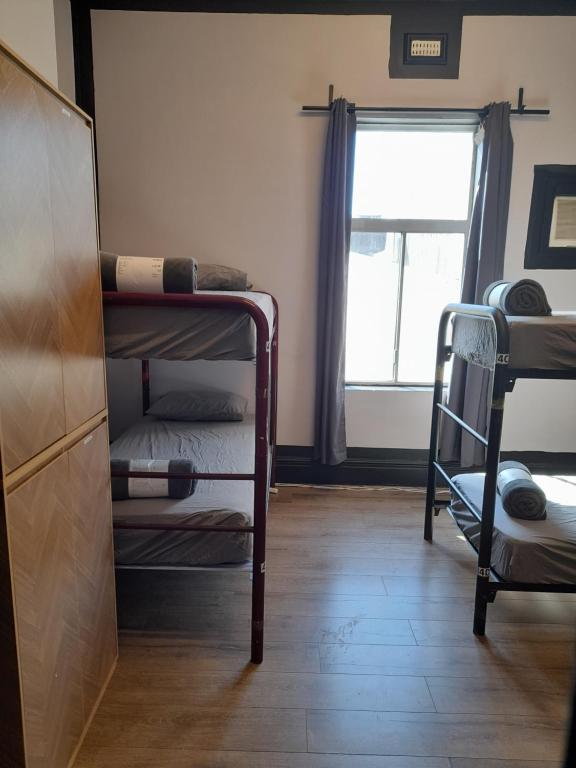 Postel nebo postele na pokoji v ubytování Ozi Inn Backpackers - Perth -Valid Passport Required