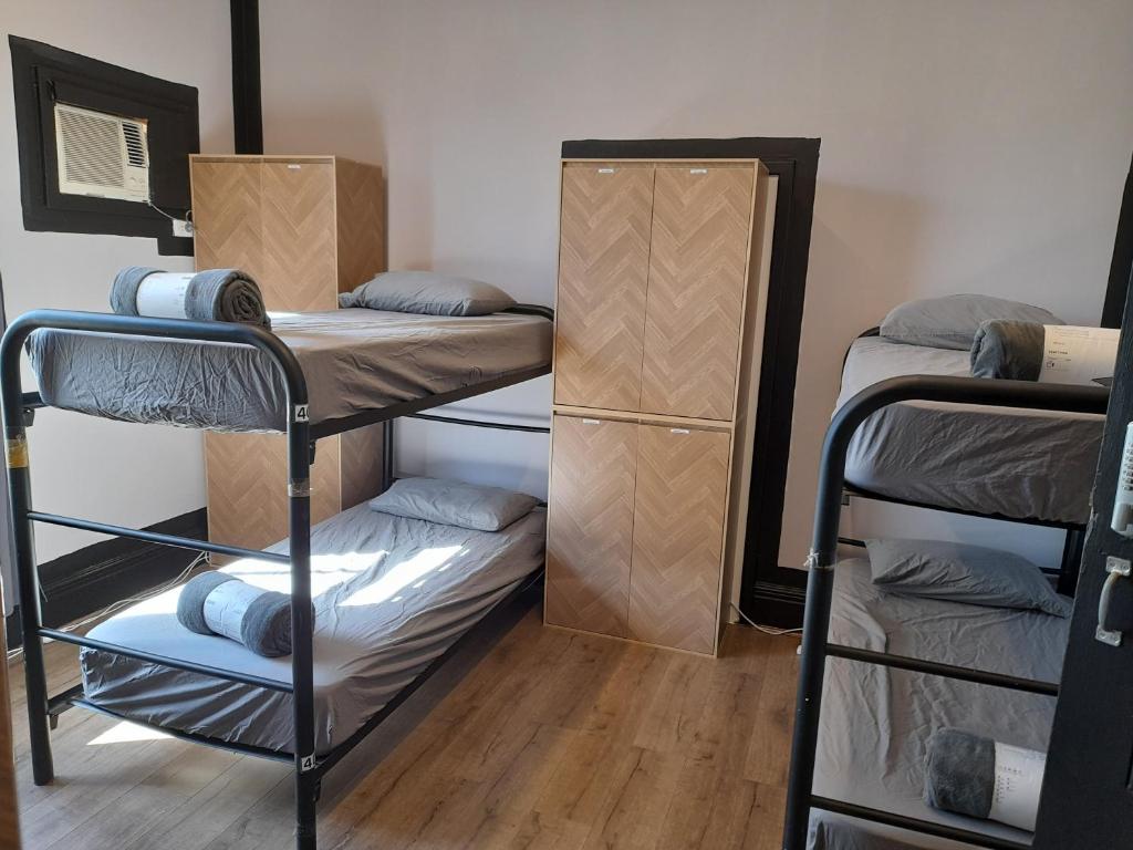 Postel nebo postele na pokoji v ubytování Ozi Inn Backpackers - Perth -Valid Passport Required