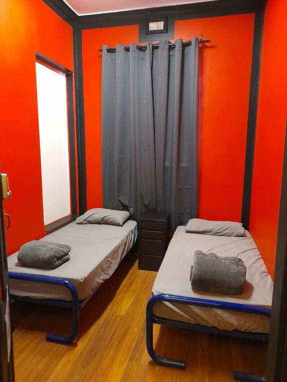 Postel nebo postele na pokoji v ubytování Ozi Inn Backpackers - Perth -Valid Passport Required