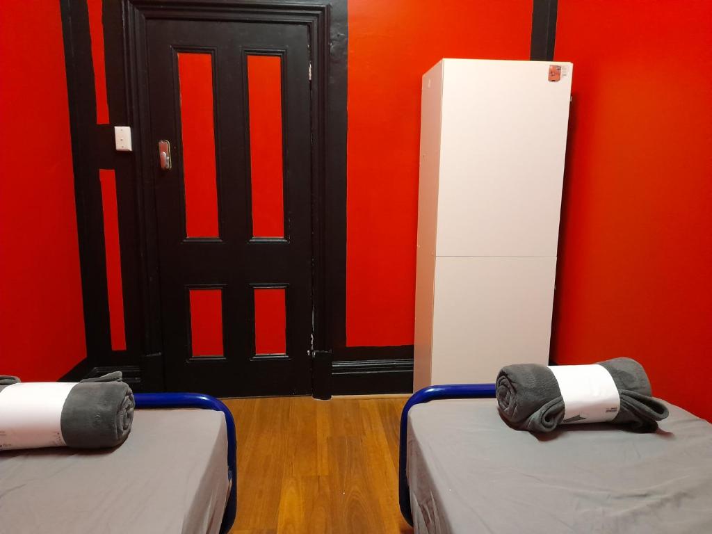 Postel nebo postele na pokoji v ubytování Ozi Inn Backpackers - Perth -Valid Passport Required