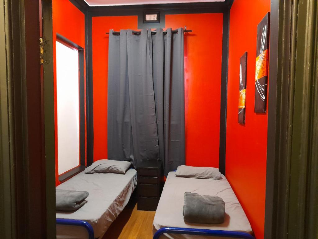 Postel nebo postele na pokoji v ubytování Ozi Inn Backpackers - Perth -Valid Passport Required
