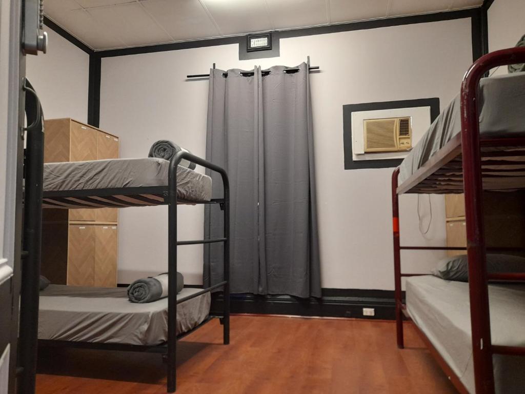 Postel nebo postele na pokoji v ubytování Ozi Inn Backpackers - Perth -Valid Passport Required