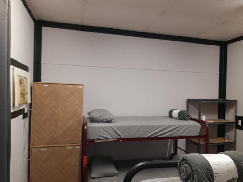 Postel nebo postele na pokoji v ubytování Ozi Inn Backpackers - Perth -Valid Passport Required