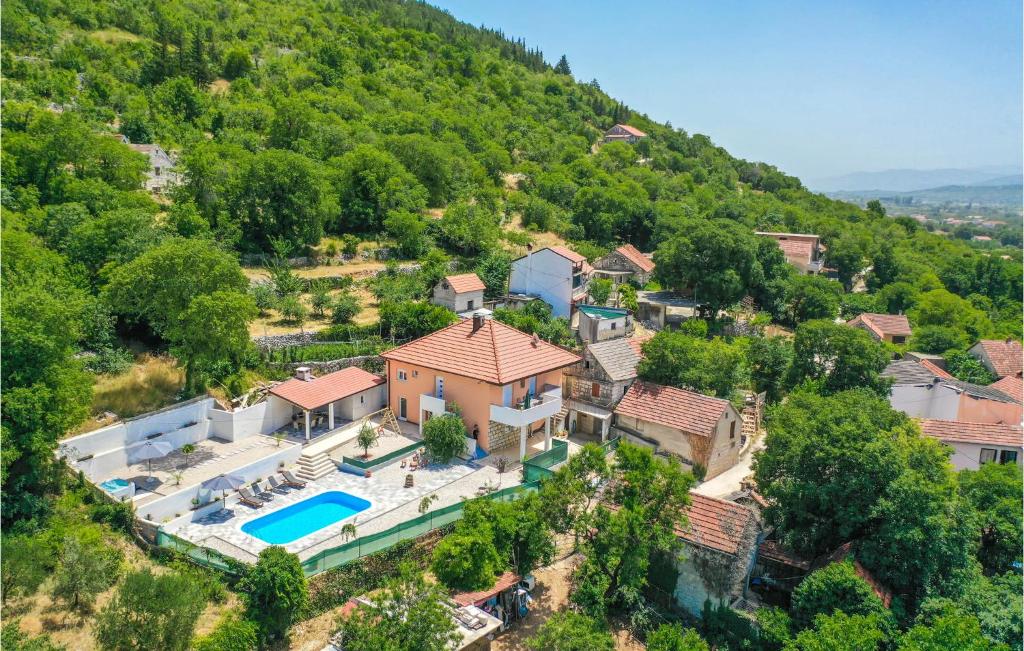 een luchtzicht op een huis met een zwembad bij Beautiful Home In Donji Prolozac With Kitchen in Donji Proložac