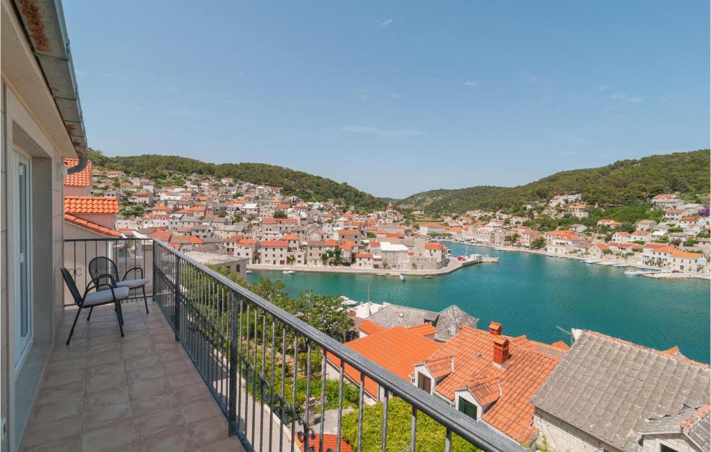 Amazing Home In Pucisca With Heated Swimming Pool