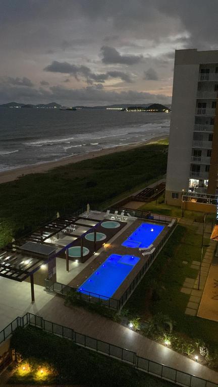 eine Luftaufnahme eines Resorts mit Pool und Strand in der Unterkunft Excelente apartamento pé na areia in Barra Velha