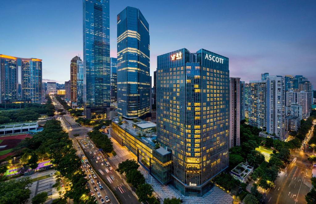 z góry widok na miasto z wysokimi budynkami w obiekcie Ascott ICC Guangzhou-Free shuttle bus for canton fair w Guangzhou