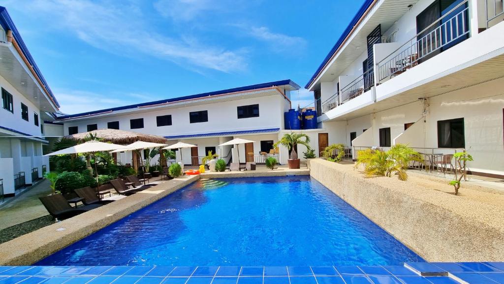Bazén v ubytování MGH Alona Resort nebo v jeho okolí