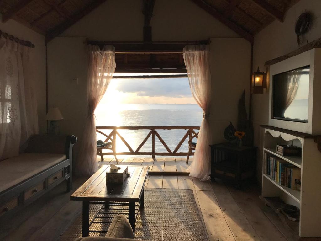 Castaway Beach Bungalows - 19