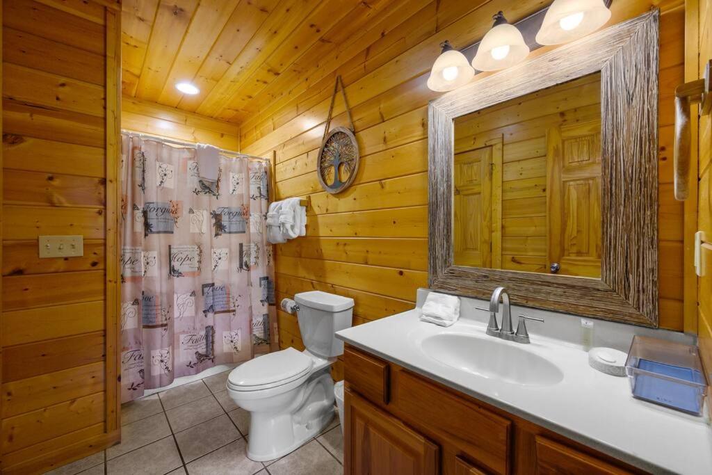 Orso's Cabin~ Views~Location~Theater~Game Room~Hot Tub~5 KING beds,  Sevierville - Harga Terbaru 2022