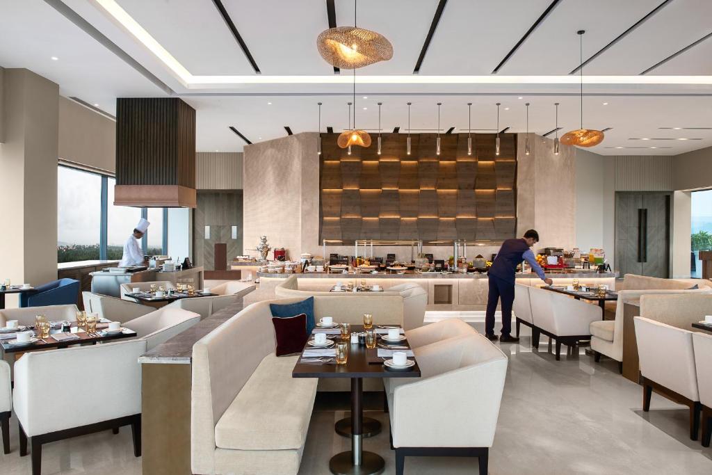 Restaurace v ubytování Vivanta Bhubaneswar DN Square