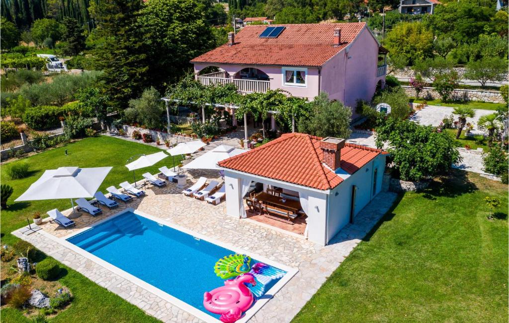 una vista aérea de una casa con piscina en Nice Home In Gruda With Kitchen, en Gruda