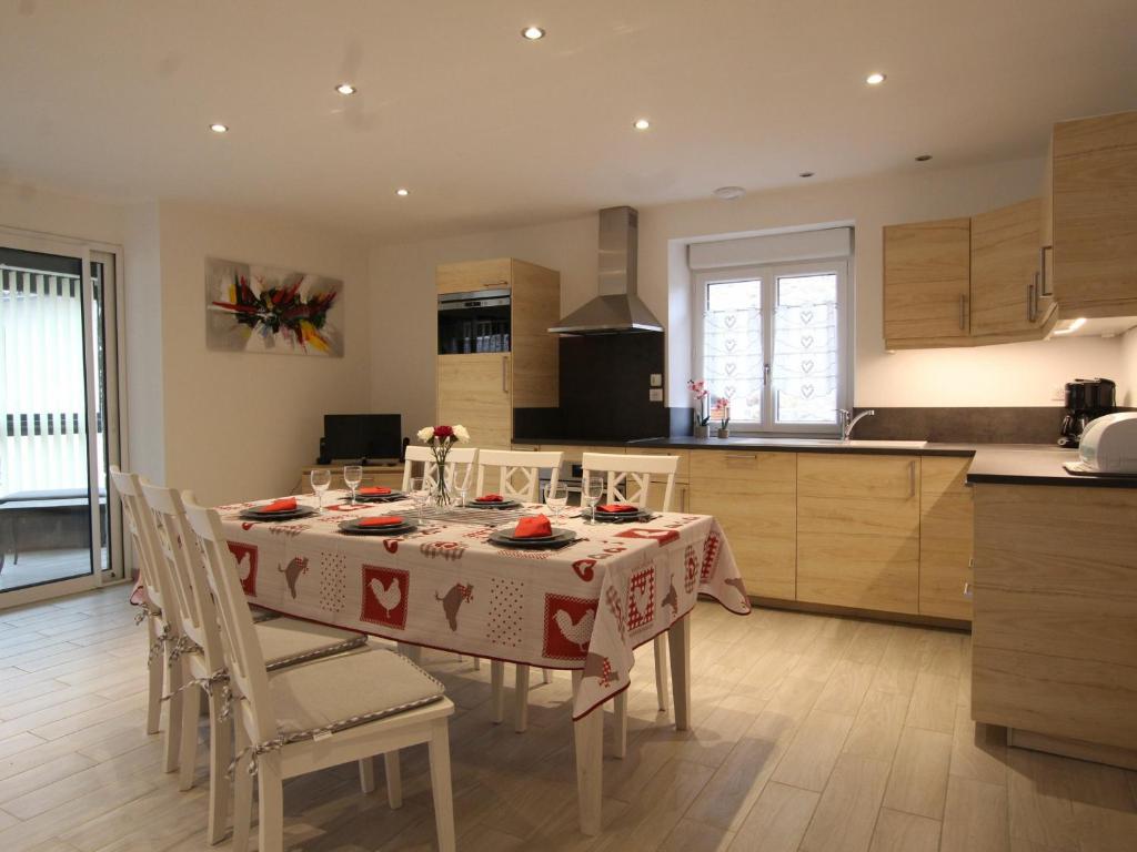 uma cozinha e sala de jantar com mesa e cadeiras em Gîte Blavozy, 4 pièces, 6 personnes - FR-1-582-24 em Blavozy