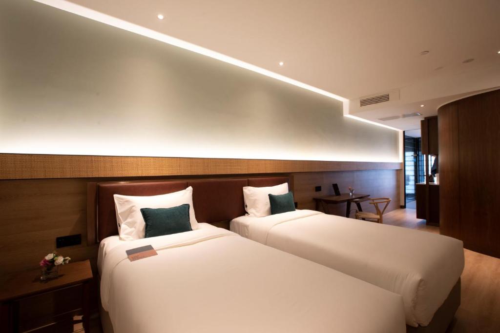 Postel nebo postele na pokoji v ubytování The LUMA Hotel, a Member of Design Hotels