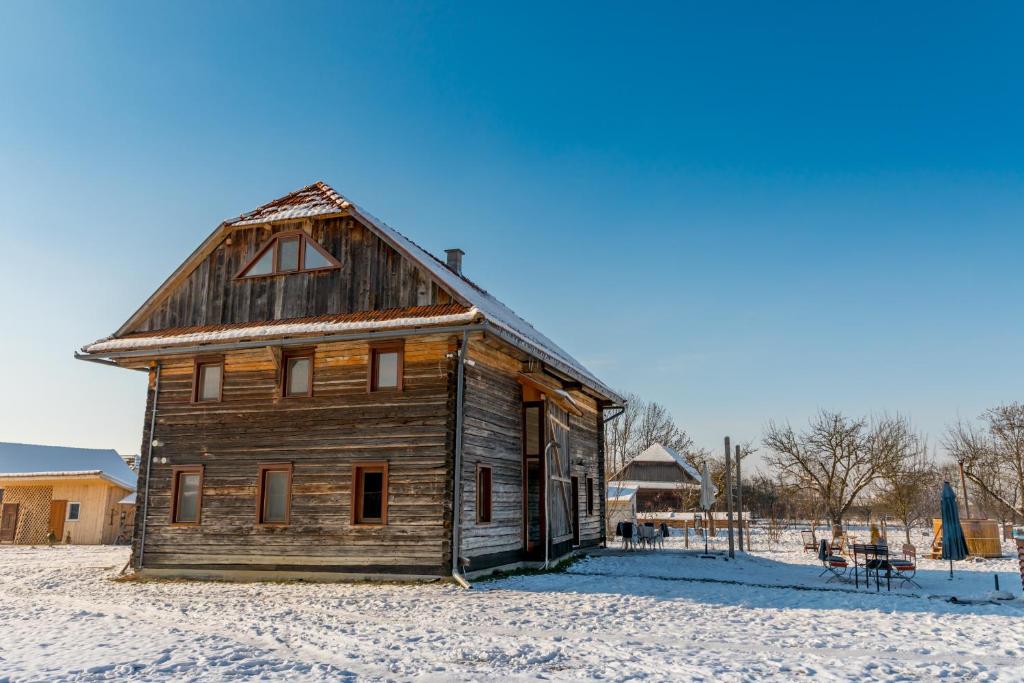 Wooden Barn v zimě
