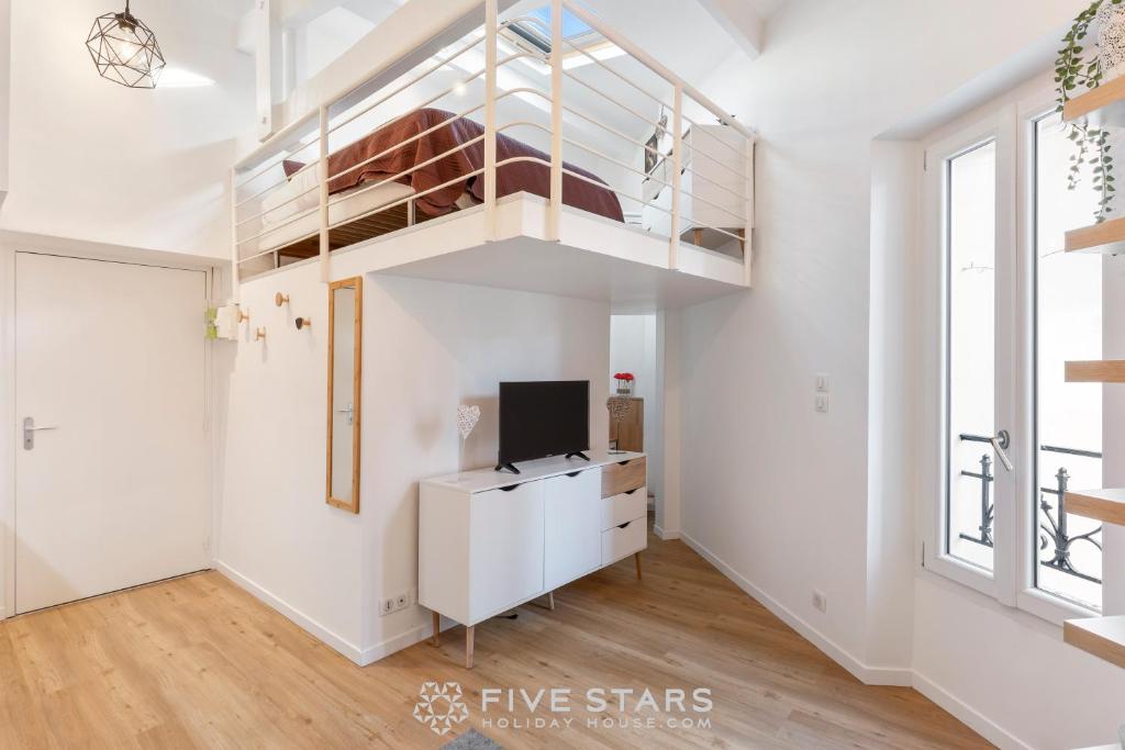 Cet appartement loft dispose d'un escalier et d'un salon. dans l'établissement Studio Fleur FSHH, à Nice