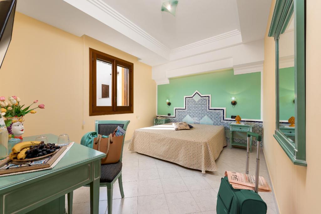 Posteľ alebo postele v izbe v ubytovaní Hotel Sicilya