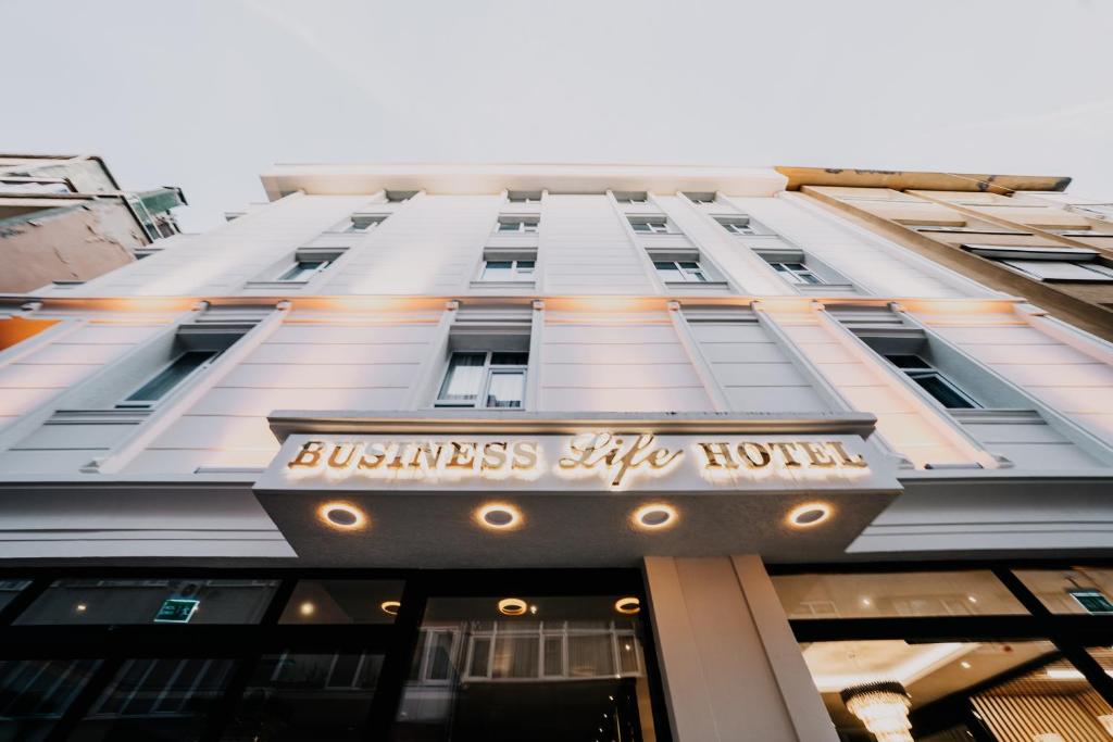 ein Gebäude mit einem Schild, das Business-Slip-Hotel liest in der Unterkunft BUSINESS LIFE HOTEL BAKIRKÖY in Istanbul