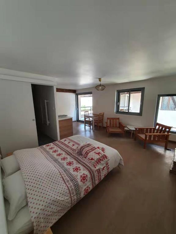 une chambre avec un lit et un salon dans l'établissement La maison du lac, à Doussard