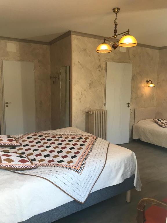 Postel nebo postele na pokoji v ubytování Hôtel Panoramic et des Bains