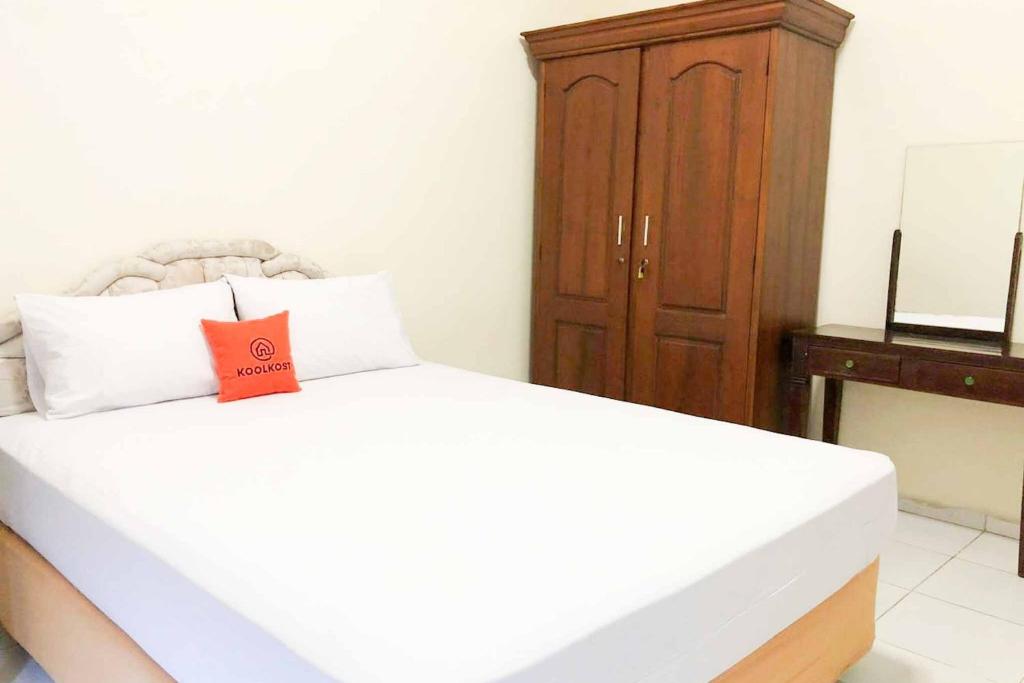 Cama ou camas em um quarto em KoolKost @ Raya Ngagel (Minimum Stay 30 Nights)