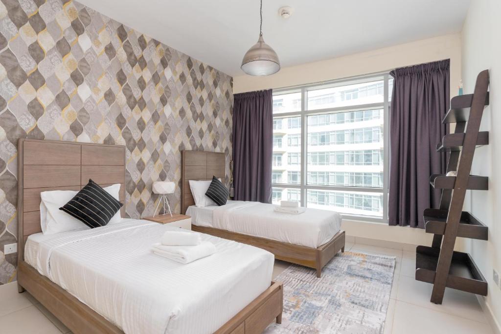 Säng eller sängar i ett rum på Vacay Lettings - Loft Downtown Dubai