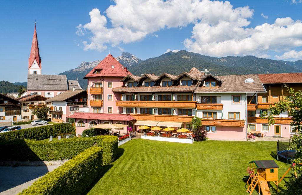 Nespecifikovaný výhled na hory nebo výhled na hory při pohledu z hotelu
